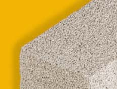 Kalup se do vrha napuni nakon reakcije osnovnih sirovina s aluminijskim prahom, što porastom betonu daje specifičnu strukturu (milion zračnih pora) i