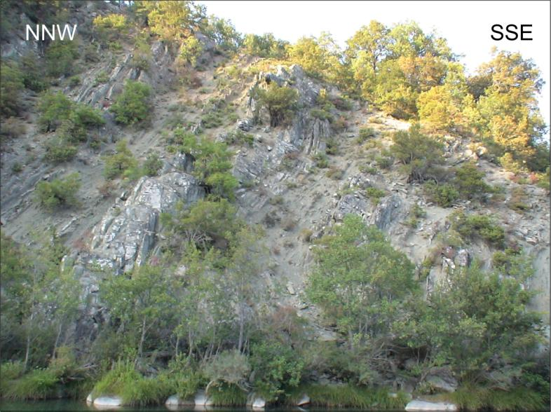 1997, 2002), lie unconformably on top of the upper Krania deformed fine sediments, with a gentle angle towards east (Fig. 26).
