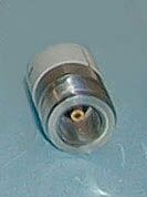 Има спољашњи метални штит, пластични диелектрик и метални извод у средини за обе врсте конектора (М и Ж). Постоје верзије за импедансу од 50Ω и 75Ω.