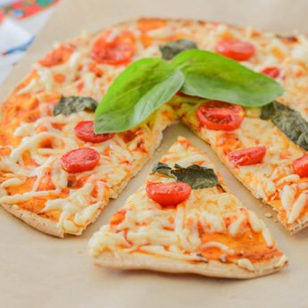 Γρήγορη πίτσα σε αραβική πίτα Για μερίδες μεγάλες αραβικές πίτες 4-5 κ.σ. σάλτσα ντομάτας 50g κίτρινο τυρί Fina τριμμένο 8-0 τοματίνια Λίγα φύλλα φρέσκου βασιλικού Συνταγή: CooKika (συνεργάτης mednutrition) Σε κάθε αραβική πίτα αλείφουμε κ.