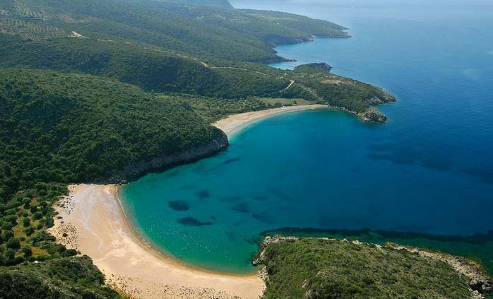 Πελοποννήσου, σε ένα από τα πιο μαγευτικά παραθαλάσσια τοπία της