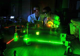 Πειραματική διάταξη Μέγεθος βιομορίων: μερικά μm Ισχύς laser: max 500 mw Μήκος κύματος laser: 0,6 1,1 μm ΝΑ μεγάλο ισχυρά εστιασμένη