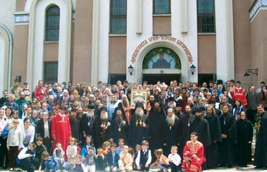 φωτογραφίες κάτω), τὴν Εἰκόνα δὲ τῶν Νεομαρτύρων εἶχε ἁγιογραφήσει ἡ Ιερὰ Γυναικεία Μονή μας τῆς Αγίας Ελισάβετ στὴν Ετνα Καλιφορνίας.