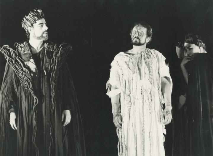 Παρουσιάστηκε στο κοινό στις 20/6/1987 στην Κεντρική Σκηνή του Εθνικού Θεάτρου.