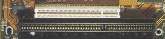 Σχήμα 4.6.8: Υποδοχή επέκτασης PCI (πάνω) δίπλα σε μια υποδοχή επέκτασης ISA Σχήμα 4.6.9: Κάρτα επέκτασης PCI O διάδρομος PCI υπερτερεί του διάδρομου VL-BUS Αν συγκρίνουμε το διάδρομο PCI με το διάδρομο VL-BUS θα διαπιστώσουμε ότι ο πρώτος έχει σαφώς καλύτερα χαρακτηριστικά.