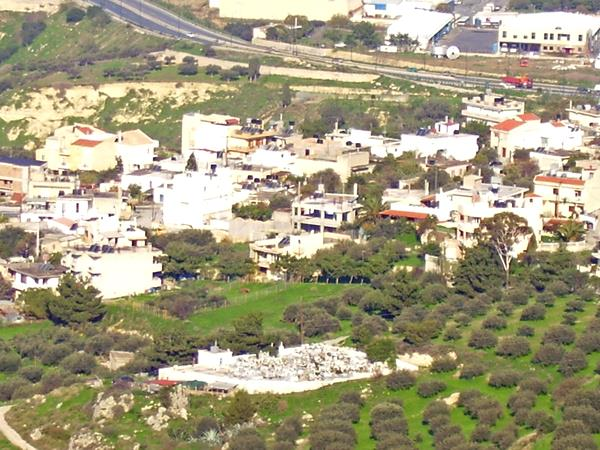 Αγίων Δέκα της Αγίας Αικατερίνης των Σιναϊτών του Χάνδακα, το οποίο σήμερα δεν διασώζεται. Σε έγγραφο του 1672, επί Τουρκοκρατίας αναφέρεται ως «Τσιφλίκι Κερά Πρασσά» και ανήκε στον Χασάν Αγά.