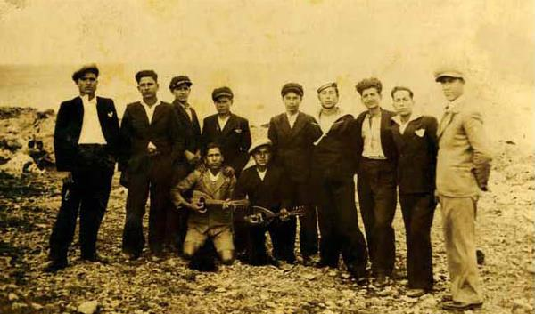 Ο οικισμός της Νέας Αλικαρνασσού ουσιαστικά δημιουργείται το 1925 με την παραχώρηση οικιών, νεόδμητων από ειδικό πρόγραμμα, όπου εγκαταστάθηκαν 300 οικογένειες, εγκαταλείποντας τις άθλιες συνθήκες