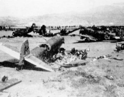Το 1942 το αεροδρόμιο Ηρακλείου είχε εξελιχθεί σ' ένα απο τα πιο οργανωμένα αεροδρόμια της εποχής, και αυτό χάρη στην καταναγκαστική εργασία (αγγαρείες), την οποία επέβαλαν οι κατακτητές στους