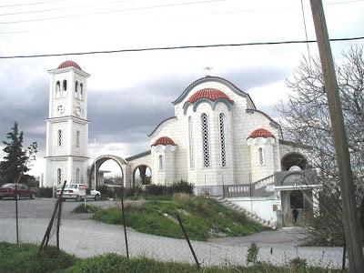 προς τιμήν της Υπεραγίας Θεοτόκου, όπου και κατέθεσαν την Εικόνα. Γύρω από τον ναό υπήρχε περιστύλιο με πολλές καμάρες γεγονός που σύμφωνα με άλλη εκδοχή έδωσε την επωνυμία στην Ιερά Εικόνα.
