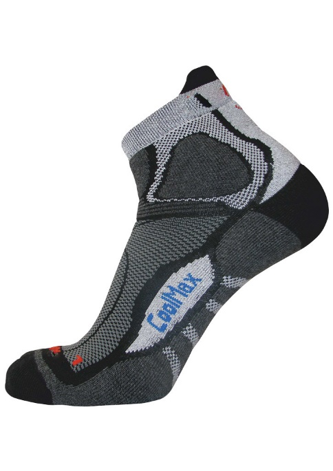 Fast running ΤΙΜΗ ΛΙΑΝΙΚΗΣ: 10,00 Ανατομικά σχεδιασμένες κάλτσες ειδικά για το αριστερό και το δεξί πόδι Ανατομικό σχήμα "Υ" στην φτέρνα για να κρατά την κάλτσα στην θέση της 3 εφαρμόζοντας την