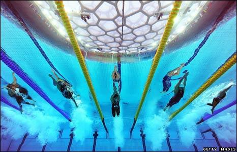Εξοπλισμός κολύμβησης Μαγιό αθλητικό κολύμβησης (ολόσωμο για τα κορίτσια, όχι τύπου μπικίνι) Σκουφάκι