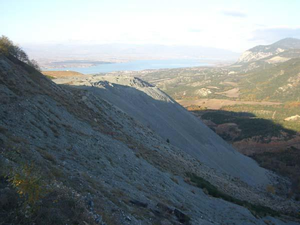 Η επικινδυνότητα του αμιάντου, κυρίως των αιωρούμενων ινών, καθιστούσε άμεση και επιτακτική την ανάγκη αποκατάστασης των εν λόγω χώρων απόθεσης.