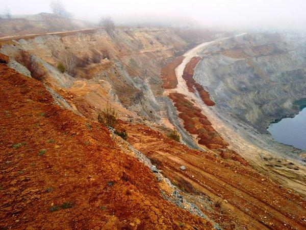 Εικόνα 25: Διάστρωση φυτικής γης στο μεταλλείο. 9.4 ΠΡΟΕΤΟΙΜΑΣΙΑ ΚΑΙ ΕΠΑΝΑΦΟΡΑ ΤΟΥ ΕΠΙΦΑΝΕΙΑΚΟΥ ΕΔΑΦΟΥΣ (ΦΥΤΙΚΗΣ ΓΗΣ) 9.4.1 ΜΕΤΑΦΟΡΑ ΚΑΙ ΔΙΑΣΤΡΩΣΗ ΤΗΣ ΦΥΤΙΚΗΣ ΓΗΣ Για την αποτελεσματική εγκατάσταση της βλάστησης απαιτήθηκε η επαναφορά του επιφανειακού εδάφους.