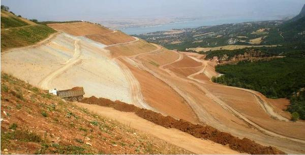 Το έδαφος στη συνέχεια, διαμορφώθηκε με τα κατάλληλα κατά περίπτωση μηχανήματα, όπως προωθητήρες, διαμορφωτήρες, φορτωτές κλπ.