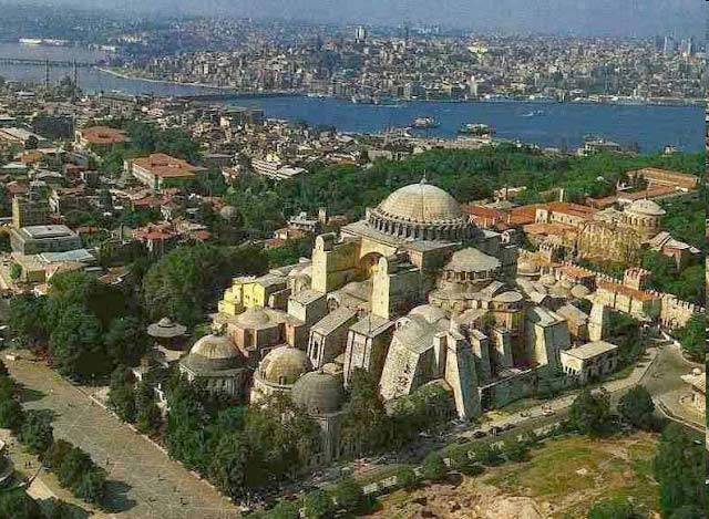 ΗΑγιάΣοφιά Χτίστηκε µε εντολή του αυτοκράτορα Ιουστινιανού στη θέση του κατεστραµµένου ναού της Αγίας Σοφίας.