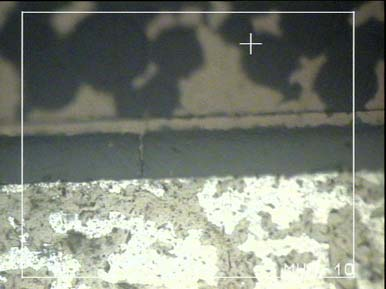 Τα βέλη δείχνουν το επίπεδο του λεπτού επιστρώματος Al 2 O 3.H 2 O πάνω από το στρώμα Al 2 O 3 (σκούρο γκρι).