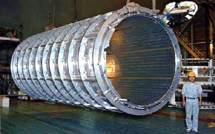 Σύστημα μαγνητών Το κεντρικό σωληνοειδέ έχει μήκο 5,3μ με διάμετρο 2,4μ. Αποτελείται από επίπεδο υπεραγώγιμο σύρμα τοποθετημένο μέσα σε ένα αλουμινένιο σκελετό ορθογώνια διατομή.