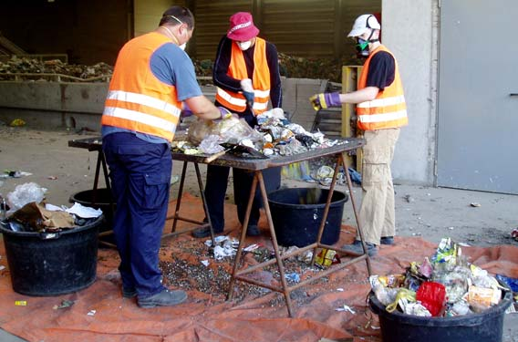 77 Εικόνα 6: ιαχωρισµός των sweee από τα MSW. Για κάθε περιοχή διαχωρίστηκαν ΑΗΗΕ από οικιακά απόβλητα συνολικής µάζας περίπου 5 τόνων.