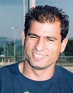 Ξεκίνησε από τις ακαδηµίες της Ξάνθης και αγωνίστηκε στην πρώτη οµάδα για 4 χρόνια, από τη σεζόν 1996-1997 µέχρι τη σεζόν 1999-2000. Την αγωνιστική περίοδο 2000-2001 υπέγραψε συµβόλαιο στον Ολυµπιακό.