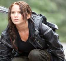 Για την δεκαεξάχρονη Katniss Everdeen, που ζει μόνη μαζί με τη μητέρα και τη μικρότερη αδερφή της, η απόφαση της να πάρει
