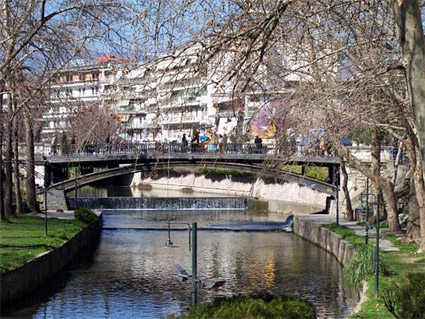 ποδηλατικές διαδροµές εκατέρωθεν του ποταµού, χώροι πρασίνου και