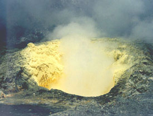 Η λάβα όταν βγει από το ηφαίστειο, με τον καιρό κρυώνει και στερεοποιείται. Αν εκτιναχθεί ψηλά στον αέρα, στερεοποιείται σε σκόνη που λέγεται ηφαιστειακή τέφρα. 1.