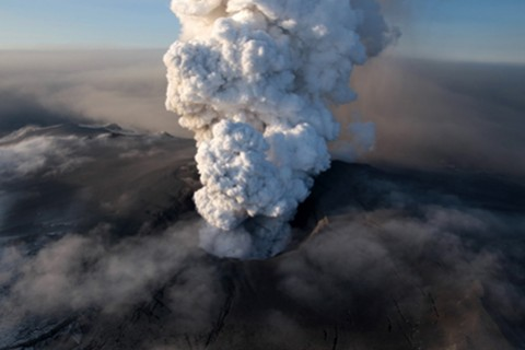 δεύτερο μεγαλύτερο κρατήρα του κόσμου (11 χιλιόμετρα διάμετρος). Το ηφαίστειο που βρίσκεται 1.124 μέτρα πάνω από την επιφάνεια της θάλασσας, τελευταία φορά που ξέσπασε ήταν το 2006. 8.