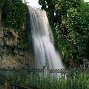 Καταρράκτης ονομάζεται συνηθέστερα το τμήμα ποταμού, τα νερά του οποίου πέφτουν απότομα από μεγάλο ύψος σε χαμηλότερο επίπεδο.