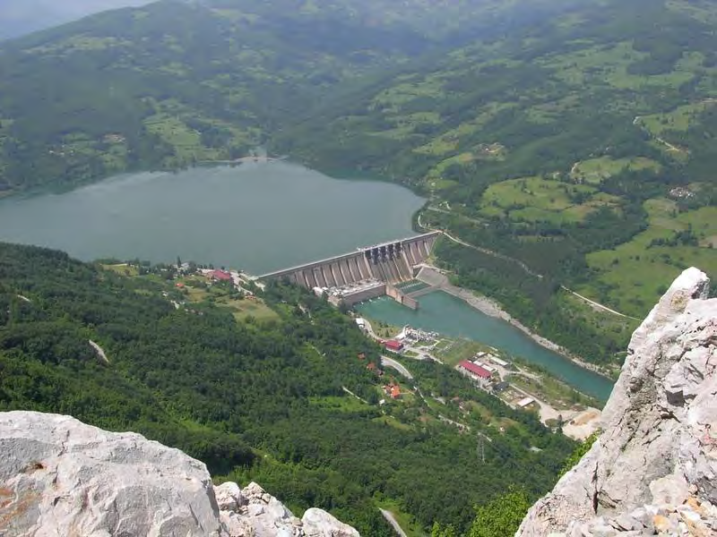 Слика 3. Прибрански део језера Перућац Фото: М. Николић На планини Тари је створена акумулација Заовине. Воду добија од реке Рзав али и из језера Бајина Башта.