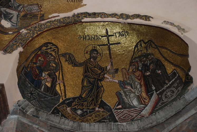 Με δαψιλή αυτοκρατορική δαπάνη οικοδομήθηκε και διακοσμήθηκε το καθολικό, το οποίο εγκαινιάστηκε το 1045, ενώ στη συνέχεια η Μονή ευεργετήθηκε με πολλά προνόμια και δωρεές, τόσο από τον Κωνσταντίνο