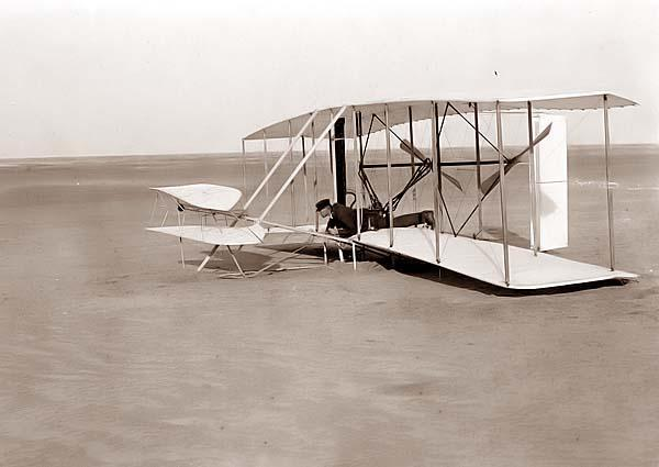 νη πτήση, το 1903 στο Κίτυ Χωκ, της Βόρειας Καρολίνα (Εικόνα 16). Η πρώτη αεροφωτογραφία από αεροσκάφος, τραβήχτηκε το 1908 στη Γαλλία από τον L.P.