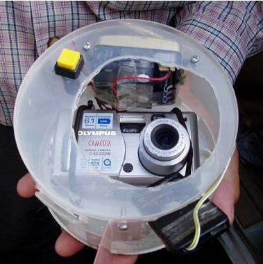 Εικόνα 24: Πλήρωση μπαλονιού με αέριο υ- δρογόνο. Εικόνα 25: Πλαστική Θήκη/Θέση φωτογραφικής μηχανής & GPS.