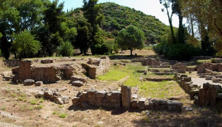 Η πρώτη ημέρα ήταν αφιερωμένη στους θεούς. Η σημαντικότερη εναρκτήρια σπονδή ήταν προς τιμή του Ολυμπίου Διός, και γινόταν από εκπροσώπους της πόλης της Ήλιδας.