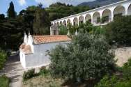 14 L église et les cellules du monastère dans le monastère. Celui-ci a été rénové en 1950.