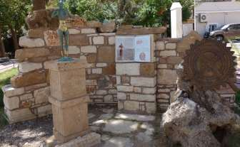 15 Palaikastro le 29 juillet 2016: Inauguration d une stèle consacrée au kouros et au calculateur d éclipses Le 29 juillet à 19h30 sur la place du village de Palaikastro ce n était pas une fête comme