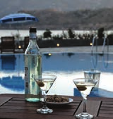 Ντόπιο κρασί, παραδοσιακοί μεζέδες και εμφιαλωμένο νερό προσφέρονται στους επισκέπτες κατά την άφιξη. Το Kea Villas απέχει 15 λεπτά οδικώς από την παραλία και 5,5χλμ. από το λιμάνι της Κορησσίας.