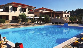 ορισμένα καταλύματα στο Skopelos Holidays Hotel & Spa διαθέτουν ιδιωτικό εξωτερικό χώρο με πισίνα και έπιπλα κήπου.