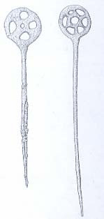 εικ. 27 Δύο περόνες με κεφαλή σε σχήμα τροχού από Μυκήνες (Ταφικός Κύκλος Β) και Βοημία (γυναικεία ταφή) (Kristiansen&Larsson, 2005) εικ.
