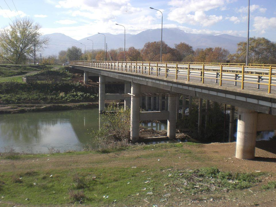 Γέφυρα: είναι μία αρχιτεκτονική ή τεχνική κατασκευή με την οποία επιτυγχάνεται ζεύξη δύο ή