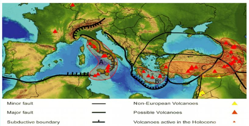 Κοντά στο νησί Vulcano, το ηφαίστειο Stroboli είναι σε μια κατάσταση σχεδόν συνεχούς, ήπιας έκρηξης από τις αρχές των