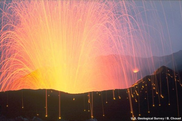 1.6.3. Εκρήξεις τύπου Στρόμπολι (Strombolian eruptions). Αυτό το είδος ηφαιστειακής δραστηριότητας οφείλει την ονομασία του στο ηφαίστειο Stromboli, που βρίσκεται στη νότια Ιταλία.