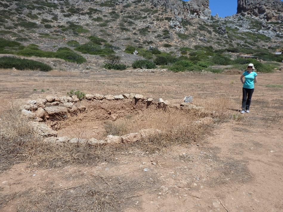 Eικόνα 2.3. Η γεωλογική τάφρος που ανέσκαψαν μέσα στον αρχαιολογικό χώρο της αρχαίας Φαλάσαρνας οι Pirazzoli et al. (1992) και παρατήρησαν το ίζημα (βέλος) από το τσουνάμι του 365 μ.χ. (παρούσα εργασία, περισσότερη φωτογραφική τεκμηρίωση στο Κεφ.