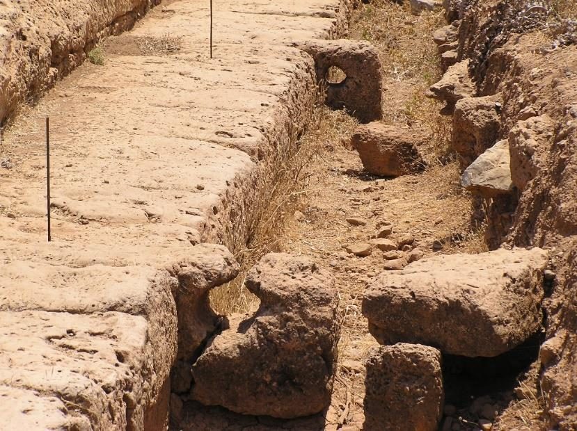 Λεπτομέρεια της Εικόνας που διακρίνονται οι «δέστρες» των σκαφών στο αρχικό επίπεδο της αποβάθρας (παρούσα εργασία). Όταν οι Ρωμαίοι επιτέθηκαν στη Φαλάσαρνα το 69 π.χ., κατέστρεψαν το λιμάνι ρίχνοντας στα κανάλια τείχη για να αποτρέπεται η είσοδος στο λιμάνι.