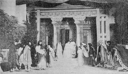 με την παράσταση του Οιδίποδος Τυράννου από τον Φώτο Πολίτη και την Εταιρεία Ελληνικού Θεάτρου με τον Αιμίλιο Βεάκη στον πρώτο ρόλο στο θέατρο Ολύμπια.