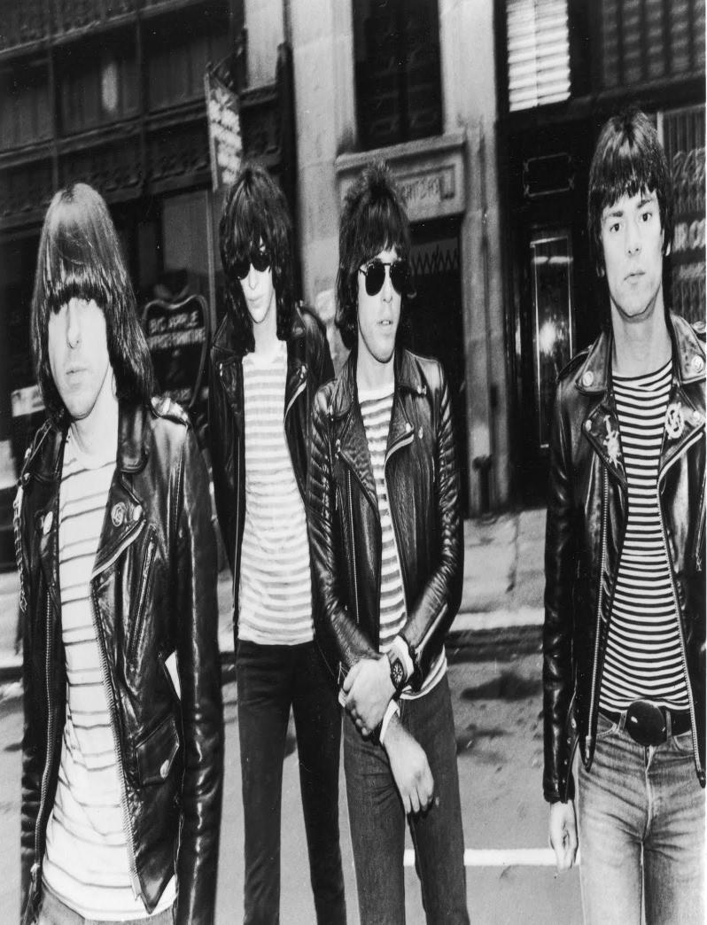 Ramones Οι Ramones ήταν ένα αμερικάνικο μουσικό συγκρότημα. Πολλοί τους θεωρούν ως την πρώτη πανκ-ροκ μπάντα.το συγκρότημα δημιουργήθηκε στο Κουίνς της Νέα Υόρκης το 1974.