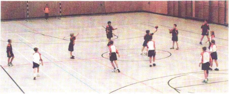 Για αυτό οι παίκτες μετά την απώλεια της μπάλας τρέχουν αμέσως πίσω από την κεντρική γραμμή και οργανώνονται για να πάρει ο καθένας τον αντίπαλο του.
