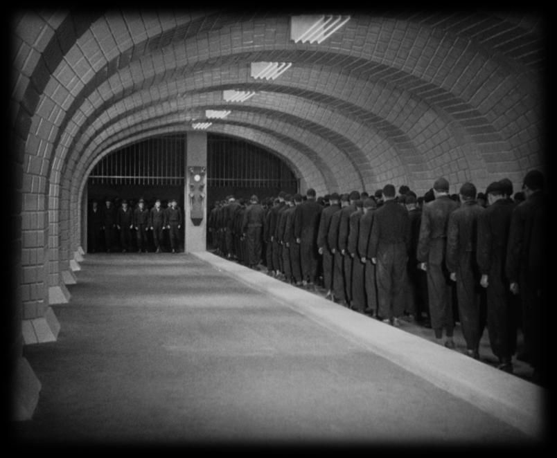 ΕΙΣΑΓΩΓΗ Έτσι, για παράδειγμα στην κλασσική ασπρόμαυρη βουβή ταινία Metropolis (1926) του Fritz Lang χρησιμοποιούνται τεράστιοι ανελκυστήρες για τη μετακίνηση των εργατών