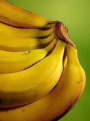 PMS: Ξεχάστε τα χάπια - φάτε μια μπανάνα. Η βιταμίνη B6 που περιέχει ρυθμίζει τα επίπεδα γλυκόζης στο αίμα, η οποία μπορεί να επηρεάσει τη διάθεσή σας.