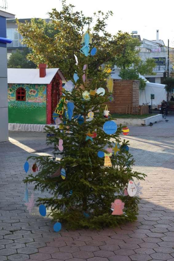 Στιγμιότυπα από τα Χριστουγεννιάτικα Δένδρα που στόλισαν μικροί και μεγάλοι από Σχολεία, Πολιτιστικούς Συλλόγους και Σωματεία στους