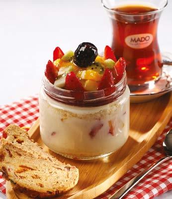 με Φρούτα σε Βάζο Fruity Cake Pot Kavanozda Meyveli Pasta Πάστα Μαρέγκα Φιστίκι Çeviri Eksik Σως σοκολάτας, φέτες μπανάνας, ντεκόρ σοκολάτας Served with chocolate sauce, banana slices and décor